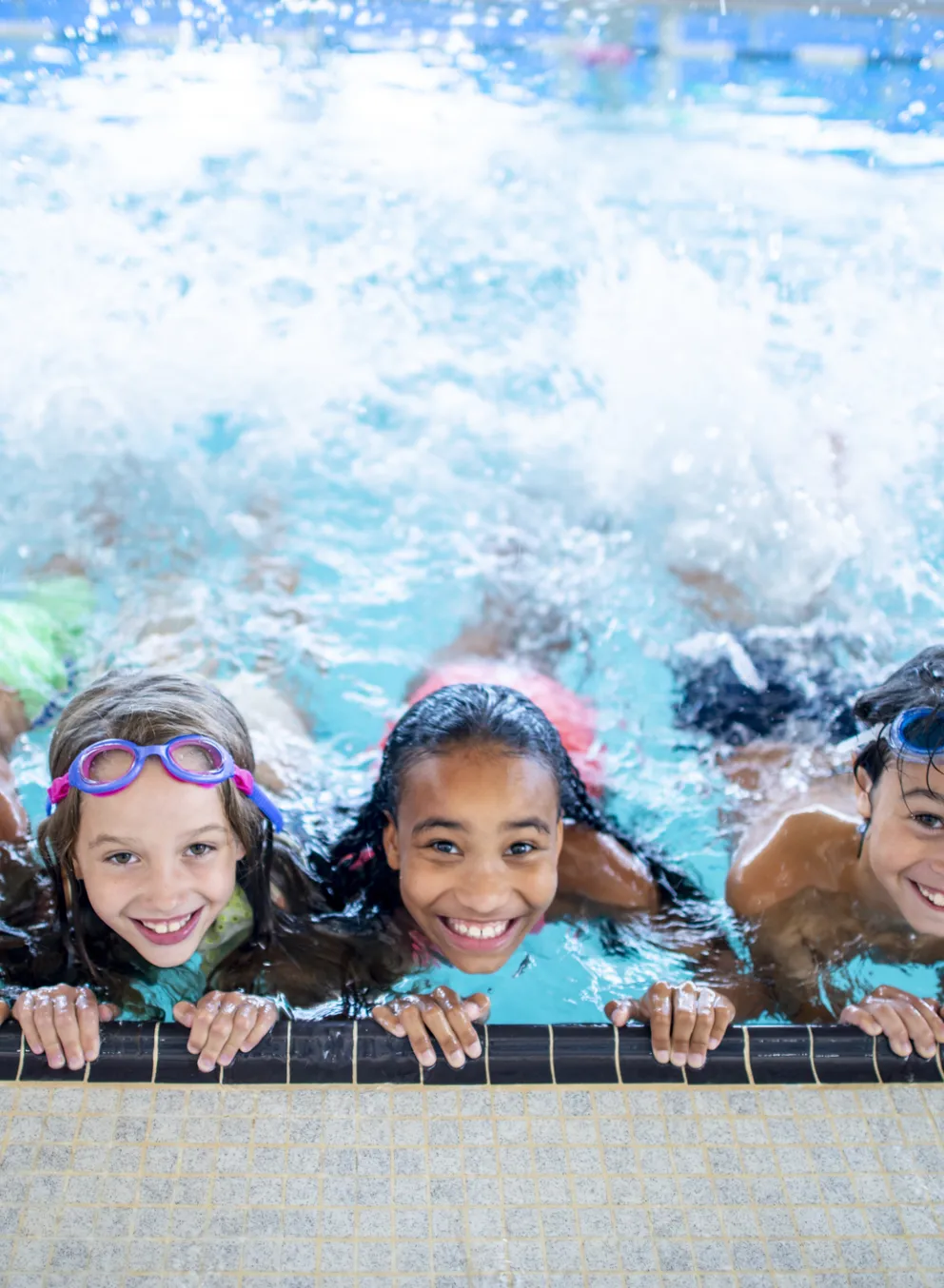 kids lined up in swimming pool